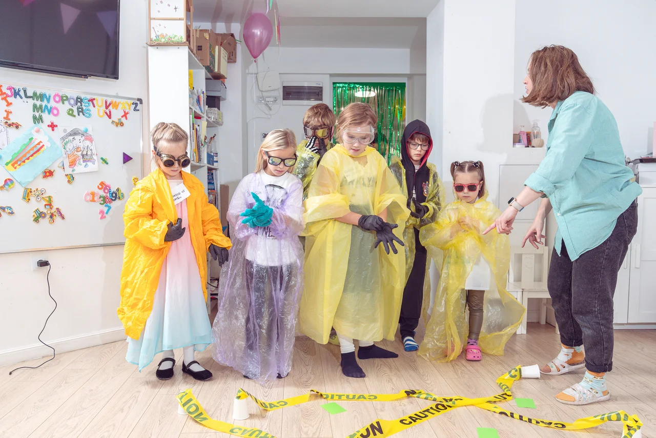 Дети в защитных очках на празднике с химической лабораторией в Tiny Art Club